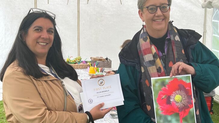 April Johnson presents Helen Brownlie with the 1st place prize