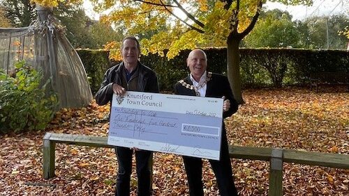 Town Mayor Councillor Bryan Hartley stood with Knutsford Tri Club's Chairman - Peter Ford.
